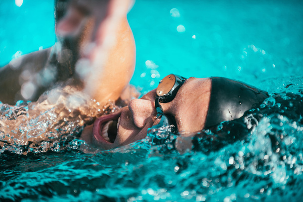 samica sportowiec, pływanie w basenie - Zdjęcie, obraz