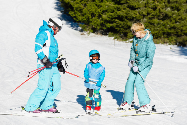 Família em férias de esqui
 - Foto, Imagem
