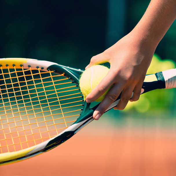 Tennisspielerin beim Aufschlag - Foto, Bild