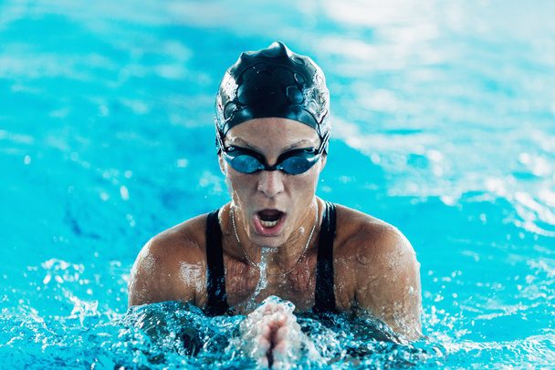 atleta femenina nadando en la piscina
 - Foto, Imagen