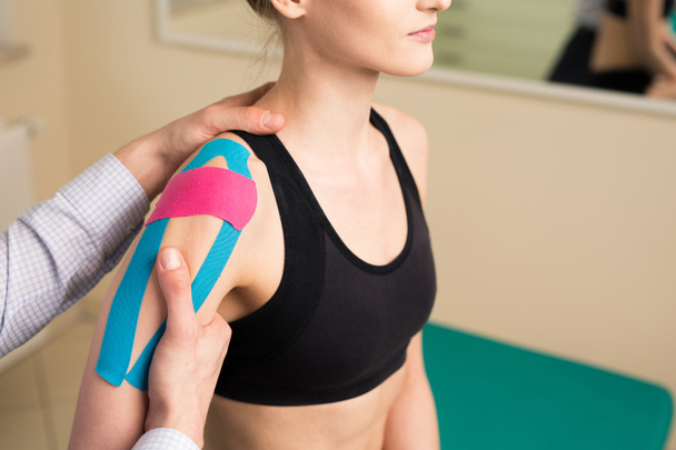 therapist doing shoulder exercise - Foto, imagen