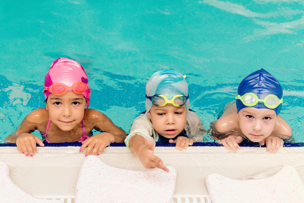 Lindos niños en la piscina
 - Foto, imagen