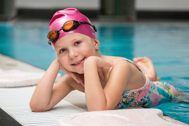 menina posando na borda da piscina
 - Foto, Imagem