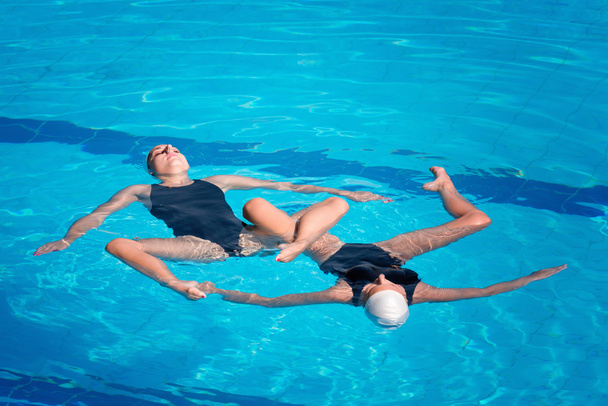Dueto de nadadores sincronizados
 - Foto, Imagem