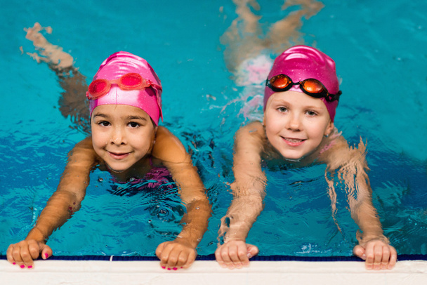 Két kislány, a medence - Fotó, kép