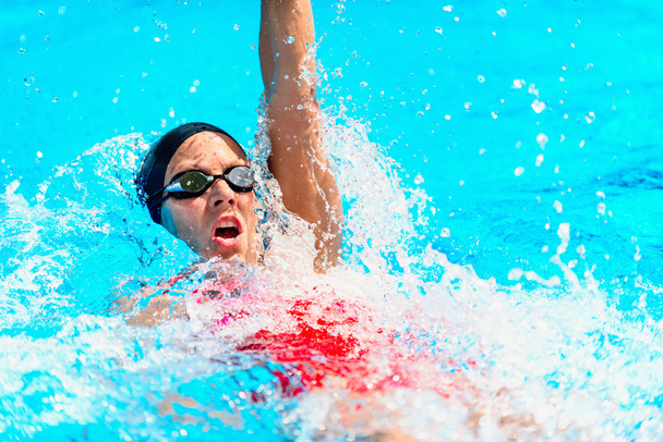 Atleta femenina nadando espalda
 - Foto, imagen