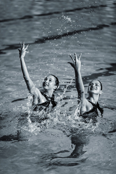 Szinkronizált úszók tánc - Fotó, kép