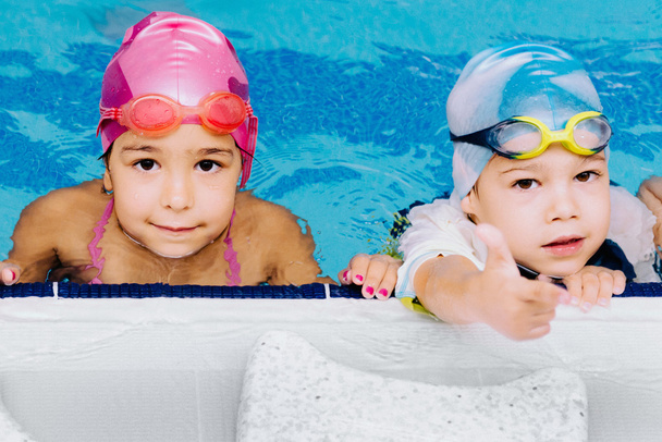 Enfants mignons dans la piscine
 - Photo, image