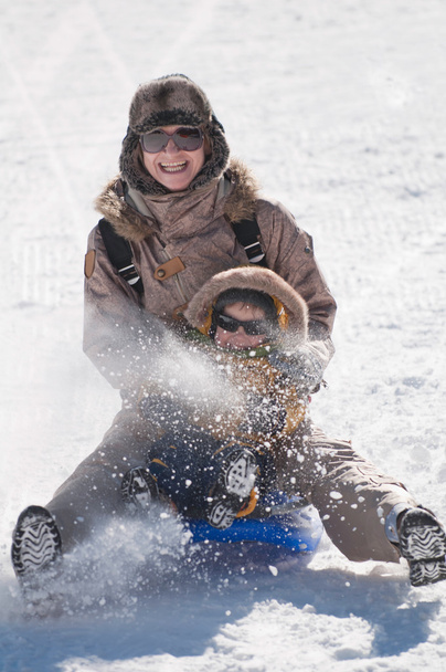 Mère et fils profitant de la neige luge
 - Photo, image