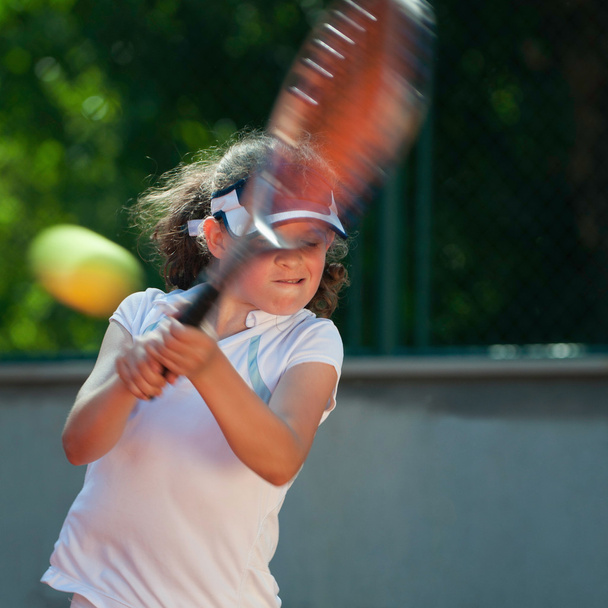 Junior tenis oyuncusu topa vuruyor  - Fotoğraf, Görsel