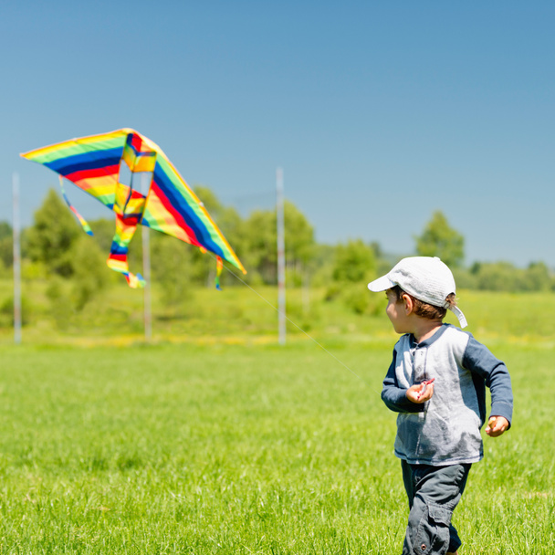 Little boy running with kite - 写真・画像
