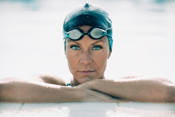 vrouwelijke zwemmen kampioen - Foto, afbeelding