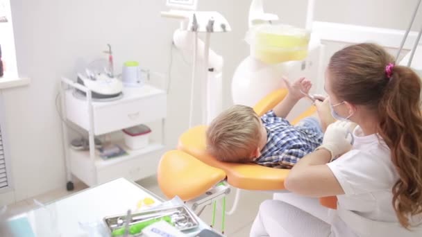 little boy during inspection of oral cavity. dentist - Filmagem, Vídeo