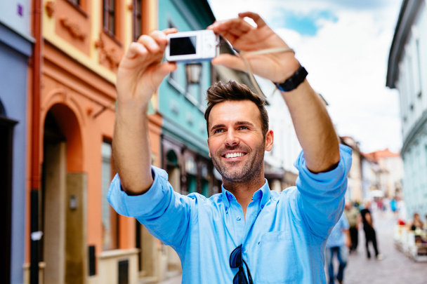 Handsome man taking selfie - Zdjęcie, obraz
