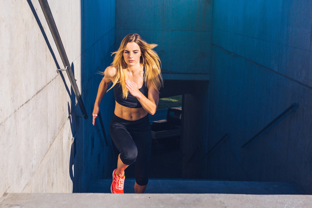 Žena běží rychle po schodech - Fotografie, Obrázek