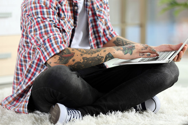 młody człowiek z tatuaż  - Zdjęcie, obraz