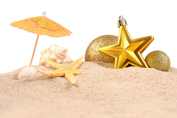 Decorações de Natal conchas e estrelas do mar em uma areia de praia em
  - Foto, Imagem