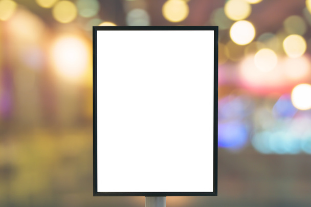 Leeg bord met kopie ruimte voor uw SMS-bericht of inhoud in moderne winkelcentrum. - Foto, afbeelding