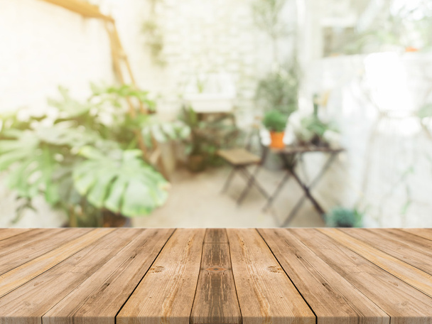 Tavola in legno tavolo vuoto di fronte a sfondo sfocato. Prospettiva legno marrone su sfocatura in caffetteria - può essere utilizzato per visualizzare o montare i vostri prodotti. finto per la visualizzazione del prodotto. - Foto, immagini