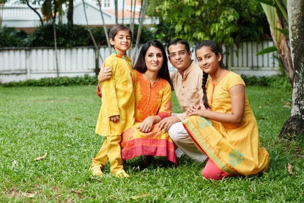 Intialainen perhe kansallispuvuissa
 - Valokuva, kuva