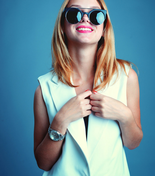 Surprised young woman in glasses over gray background - Foto, immagini