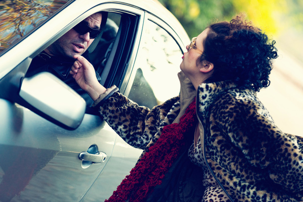 Prostituta hablando con conductor de coche
 - Foto, imagen