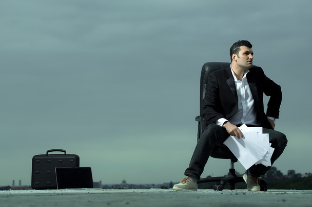 hombre de negocios con papel en oficina al aire libre
 - Foto, Imagen
