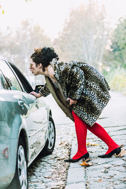 Prostituta hablando con conductor de coche
 - Foto, imagen