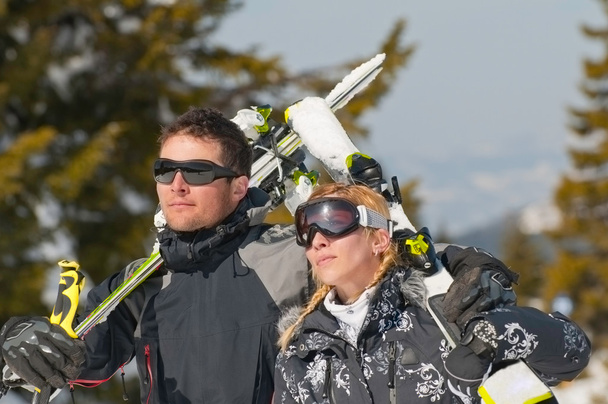 Paar mit Skiern - Foto, Bild