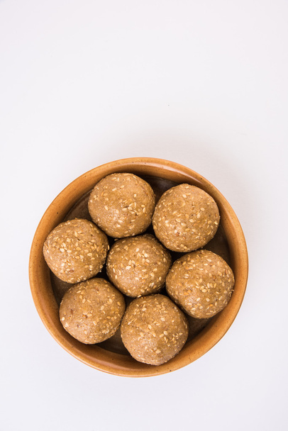 sésamo indio dulce o tilgul laddu, compuesto de jaggery y semillas de sésamo, hecho a mano, redondo, dulce indio preparado en el festival Makar Sankranti
 - Foto, imagen