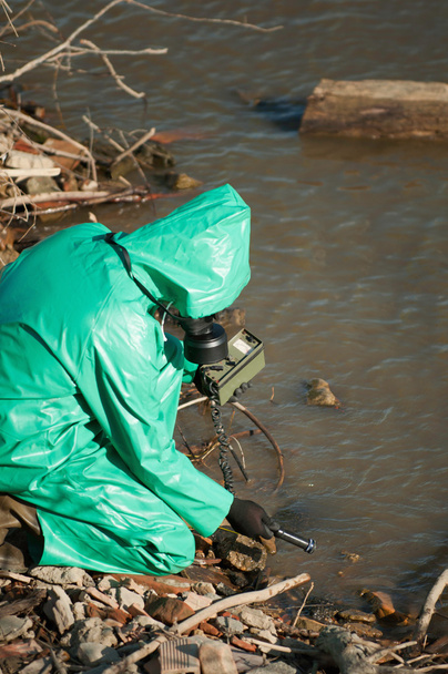 Umweltschützer suchen nach Strahlung im Wasser - Foto, Bild