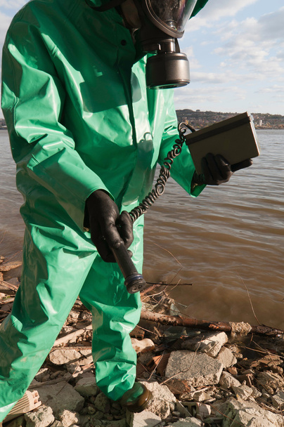 männlicher Umweltschützer mit Geigerzähler - Foto, Bild