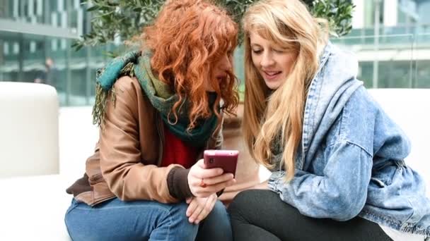 mulheres sentadas ao ar livre conversando e rindo
 - Filmagem, Vídeo
