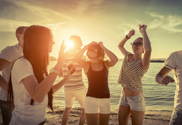 Друзья веселые танцы на пляже
  - Фото, изображение