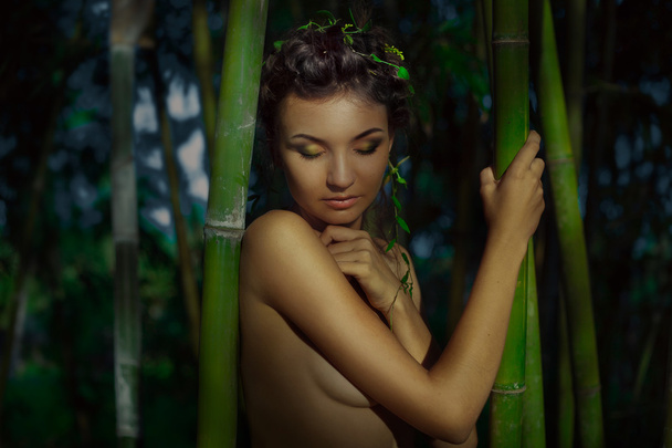 sensual portrait of young beautiful woman with jungle background - Foto, imagen