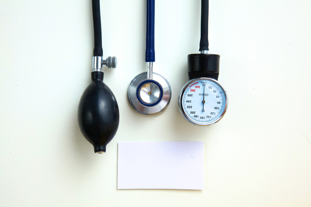 krevního tlaku měřič zdravotnického zařízení izolovaných na bílém - Fotografie, Obrázek