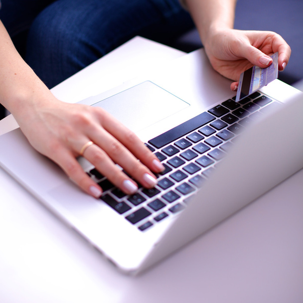 jonge zakenvrouw werken op een laptop - Foto, afbeelding