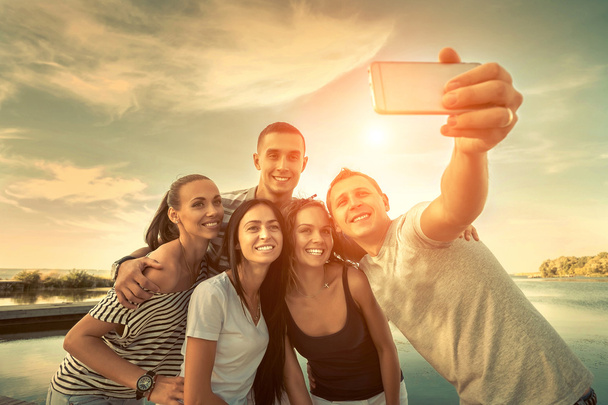 Selfie von tastenden Glücksfreunden im Sonnenlicht. - Foto, Bild