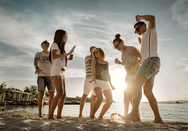 Amis danse drôle sur la plage
  - Photo, image