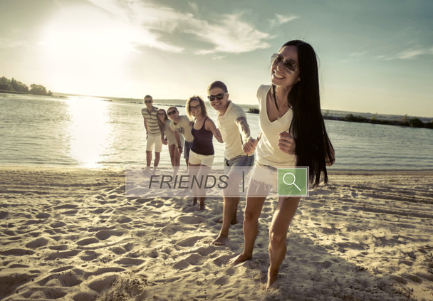 Divertimento degli amici sulla spiaggia
  - Foto, immagini