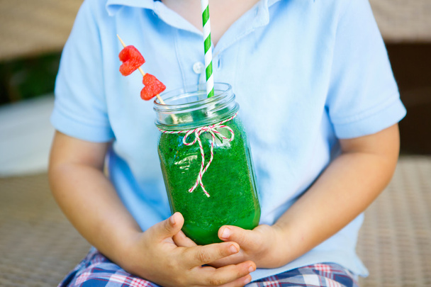 Piccolo ragazzo che beve frullato di frutta sano
 - Foto, immagini