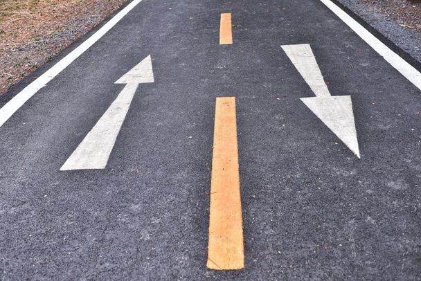 Aszfalt road és a fehér nyíl jel jelölés útfelületen - Fotó, kép