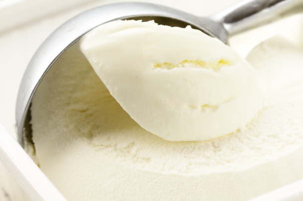 Gelato alla vaniglia cremoso in una tazza bianca
 - Foto, immagini