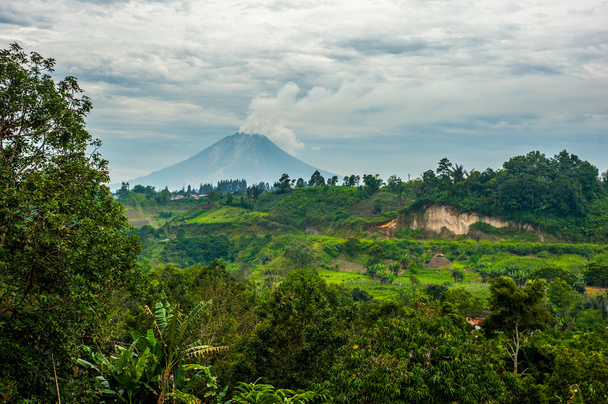 Mount Sinabung vulkaan in Noord-Sumatra - Foto, afbeelding