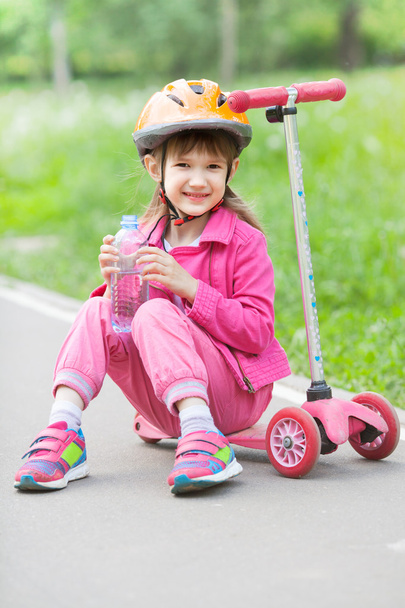 Little girl with a scooter - Valokuva, kuva