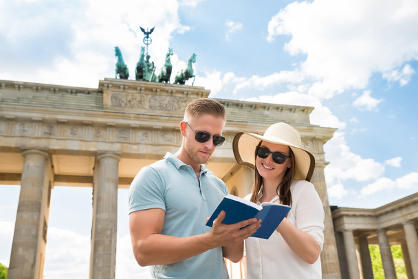 Young Couple Reading Tourist Guide - Foto, imagen