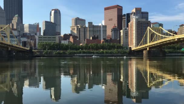 Vista del horizonte de Pittsburgh entre dos puentes
  - Imágenes, Vídeo
