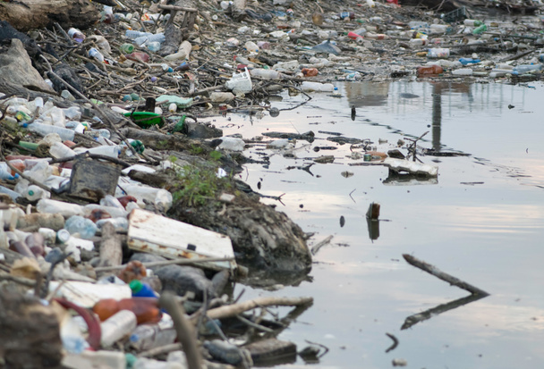 забруднена річка з пластикових відходів. - Фото, зображення