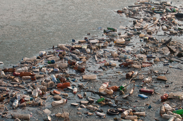 pollution de l'eau avec des bouteilles
 - Photo, image