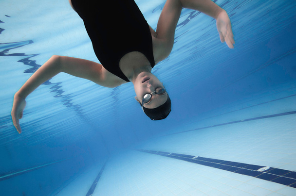 Giovane donna nuoto
 - Foto, immagini